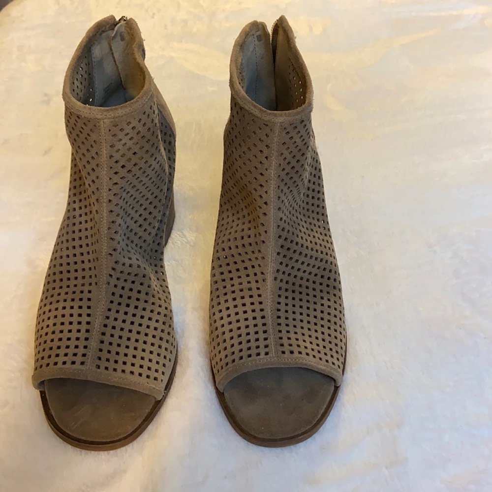 Vince Camuto.. NEVER WORN…. Mushroom color suede. A STEAL OF A DEAL!!👏👏👏